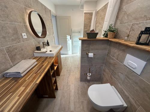 Appartement 4 personnes في أوربي: حمام مع حوض ومرحاض ومرآة