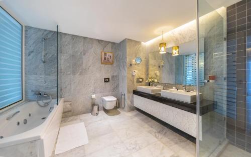 Koupelna v ubytování Marhaba Palace