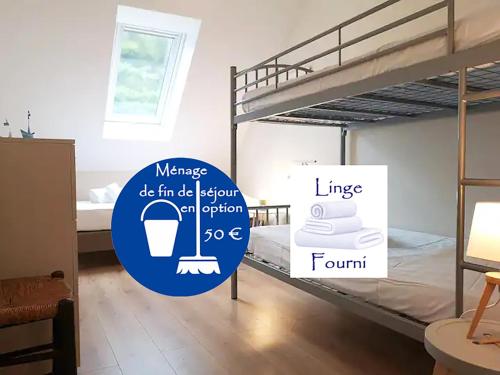 ein Schlafzimmer mit einem Etagenbett und ein Wohnzimmer mit einem Spiegel in der Unterkunft Ker Eon - Les Gîtes de la Côte d'Amour in Batz-sur-Mer