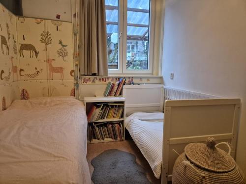 a small bedroom with a bed and a window at Appartement met 2 slaapkamers en tuin in Amsterdam in Amsterdam