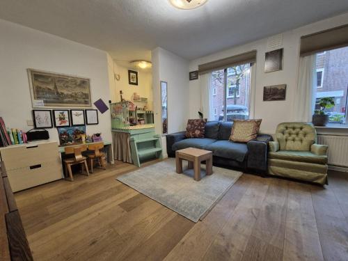 a living room with a couch and a table at Appartement met 2 slaapkamers en tuin in Amsterdam in Amsterdam