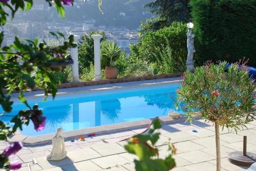 une piscine avec vue sur une ville dans l'établissement La Colombe, à Vienne