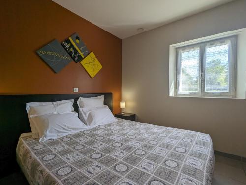 Una cama o camas en una habitación de Chambre "Etoile Beige", L'Etoile de la Fontchevrière