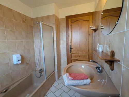 Chambre d'hôtes à Vecoux في Vecoux: حمام مع حوض استحمام ودش ومغسلة