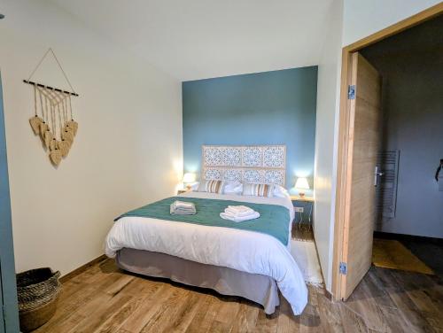 Un dormitorio con una cama grande en una habitación. en Chambre "Belle Etoile" Les Jardins de la Tuilerie, en Faverolles