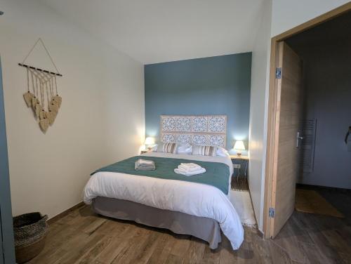 Un dormitorio con una cama grande en una habitación. en Chambre "Belle Etoile" Les Jardins de la Tuilerie, en Faverolles