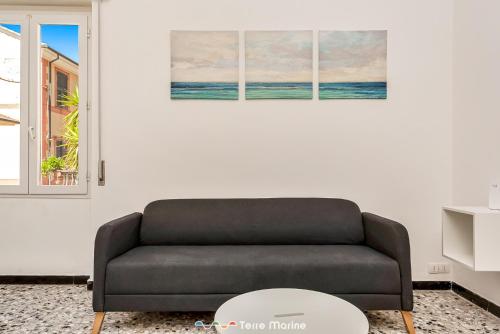 a living room with a couch and a window at Tik Tok, TerreMarine in Bonassola
