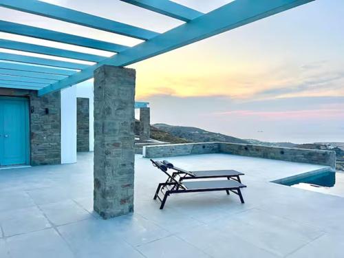 Villa House Theasis في Episkopianá: جلسة على سطح المنزل