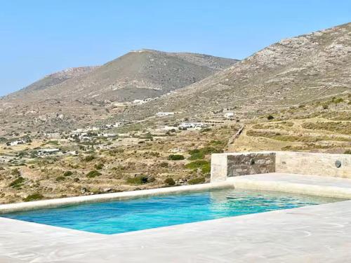 Villa House Theasis في Episkopianá: مسبح في خلفية جبل