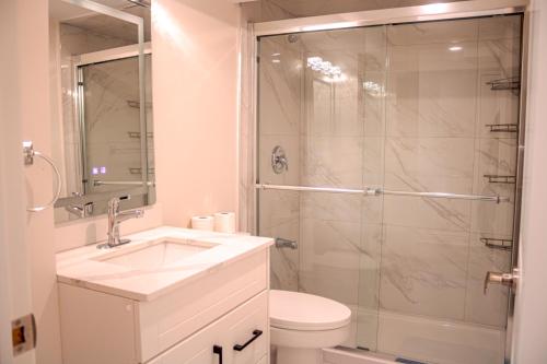 Ένα μπάνιο στο Oshawa Two Bedroom Private Suite
