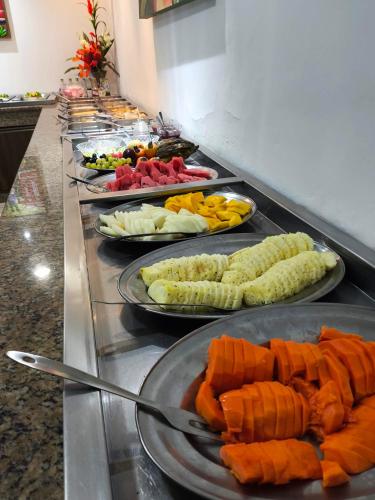 una linea a buffet con molti tipi diversi di cibo di Thermas Hotel a Salgadinho