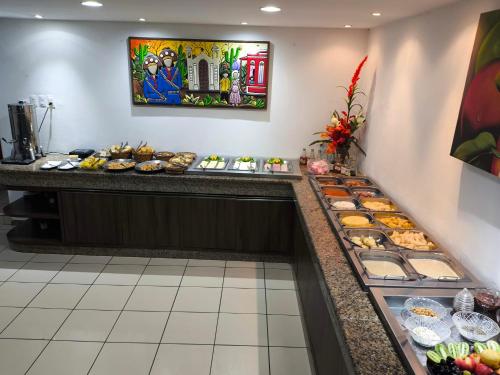 una linea a buffet con molti tipi di dolci di Thermas Hotel a Salgadinho