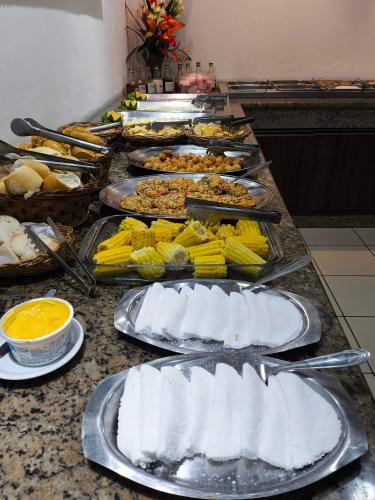 un buffet con molti piatti su un tavolo di Thermas Hotel a Salgadinho