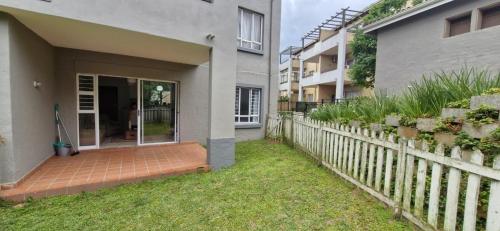 een hek voor een huis met een tuin bij The Flip Flop Stop in Ballito