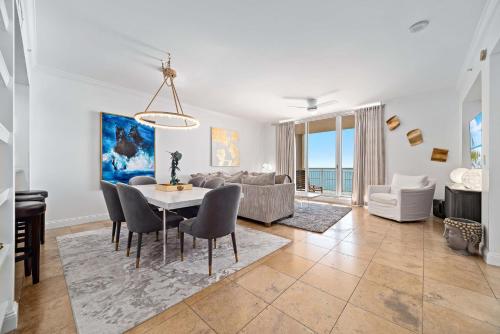 un soggiorno con un tavolo e un divano di Indigo Unit 903W a Perdido Key