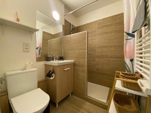 een badkamer met een toilet, een wastafel en een douche bij T2, swimming pool, Tennis MC in Beausoleil