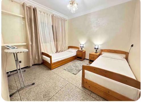 Кровать или кровати в номере Spacieux et familial à 2 minutes à pied du stade de football de RABAT