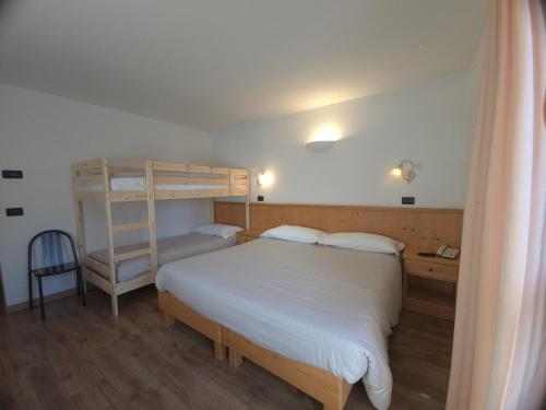 Ένα ή περισσότερα κρεβάτια σε δωμάτιο στο Hotel Bleis