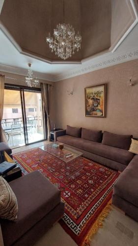 a living room with a couch and a table at Appartement Ksour in Sraghna
