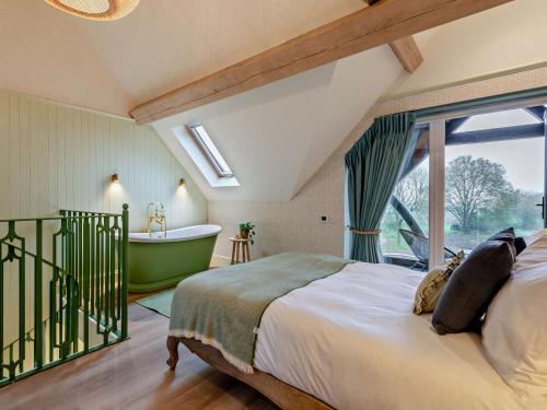 En eller flere senge i et værelse på 1 Bed in Alton oc-95759