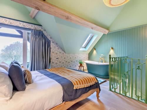 En eller flere senge i et værelse på 1 Bed in Alton oc-95761