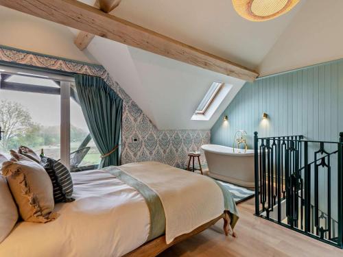 Postel nebo postele na pokoji v ubytování 1 Bed in Alton oc-95762