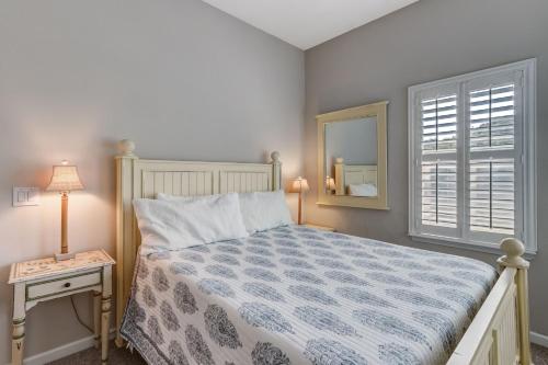 Postel nebo postele na pokoji v ubytování Ocean Park 124 condo