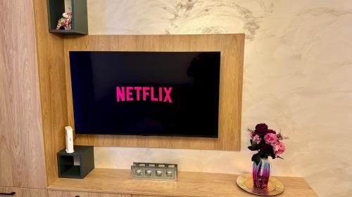 TV a/nebo společenská místnost v ubytování SHoliday Sky Panoramic Apartment New Building Private Parking