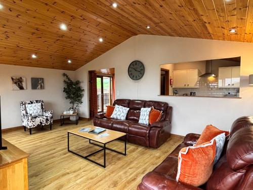 Posezení v ubytování Woodpecker Lodge with Hot Tub