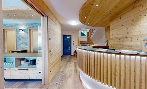 La Canonica di Termenago في بيليزانو: بار في غرفة مع جدران خشبية