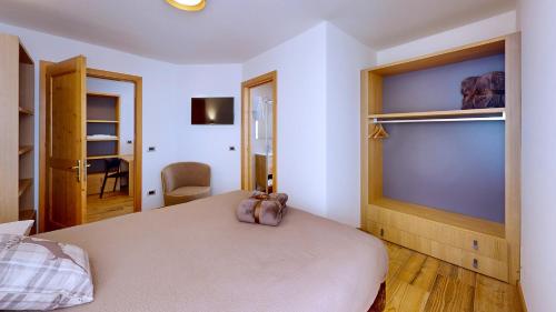 La Canonica di Termenago في بيليزانو: غرفة نوم بها سرير مع نافذة كبيرة