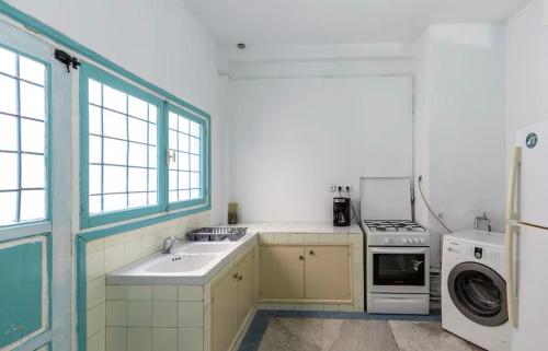 Кухня или мини-кухня в Boundless Blue House - Best View Sidi Bou
