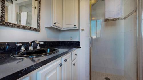 Кухня или мини-кухня в Coastal Escape by Bayley Vacation Rentals
