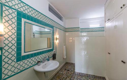 Ένα μπάνιο στο Boundless Blue House - Best View Sidi Bou