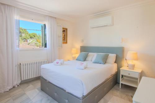 En eller flere senge i et værelse på Villa Jacinta