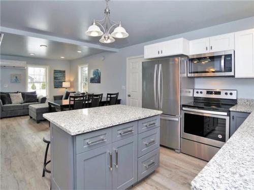 Кухня или мини-кухня в Blue Doors By The Sea by Bayley Vacation Rentals
