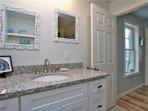 Фотография из галереи Blue Doors By The Sea by Bayley Vacation Rentals в городе Surfside