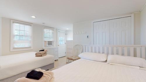 Кровать или кровати в номере Cottages by the Sea #1