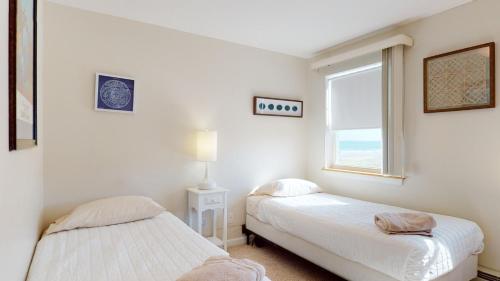 Кровать или кровати в номере Cottage by the Sea #3 by Bayley Vacation Rentals