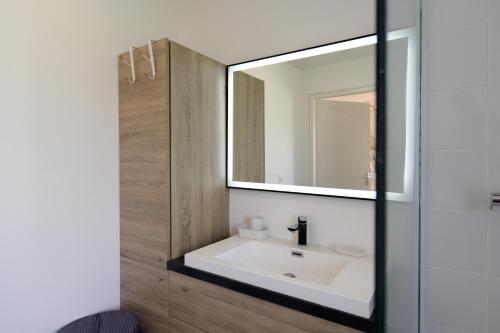 Ένα μπάνιο στο la perle de Delna