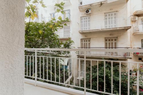 1BR Designer Suite Homey Feel Near Metro