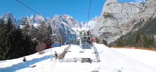 Appartamenti al Parco في مولفينو: مصعد التزلج صعود جبل ثلجي