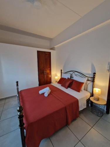 a bedroom with a large bed with red sheets and red pillows at Maïlly - Charmante villa T5 avec piscine - Empire House in Capesterre-Belle-Eau