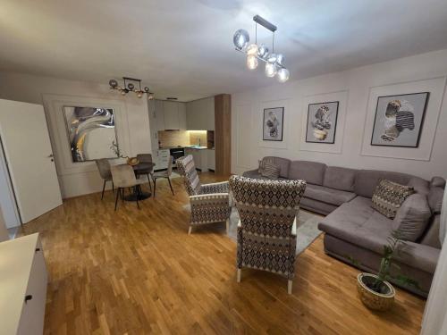 PARADISO STAN Bijeljina في بيه لينا: غرفة معيشة بها أريكة وطاولة