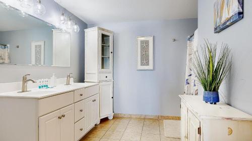 オールド・オーチャード・ビーチにあるGrand Victorian #403の洗面台が2つと鏡があるバスルーム