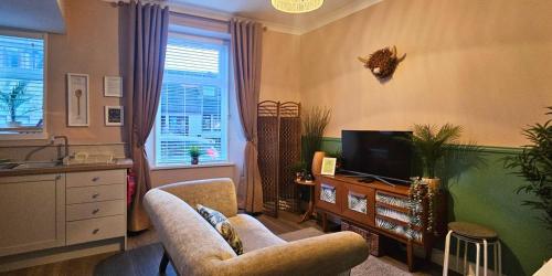 Μια τηλεόραση ή/και κέντρο ψυχαγωγίας στο The Ferns - Shared Garden Apartment With Parking