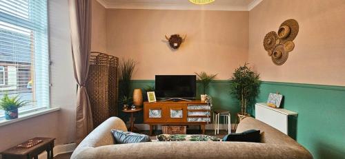 Μια τηλεόραση ή/και κέντρο ψυχαγωγίας στο The Ferns - Shared Garden Apartment With Parking