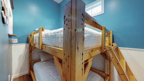 Giường trong phòng chung tại Gull's Nest by Bayley Vacation Rentals