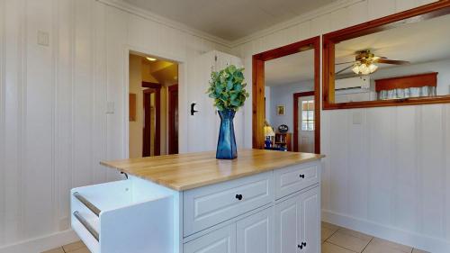 Фотография из галереи Hank's Hideaway by Bayley Vacation Rentals в городе Surfside