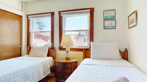 Кровать или кровати в номере Hank's Hideaway by Bayley Vacation Rentals